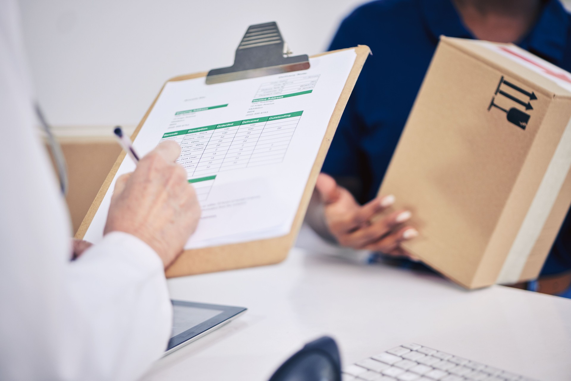 Médico, entrega y mano con caja en farmacia para firmar documento con medicación o logística. Cuidado de la salud, trabajador y recibir stock farmacéutico con paquete de mensajería con persona de servicio.